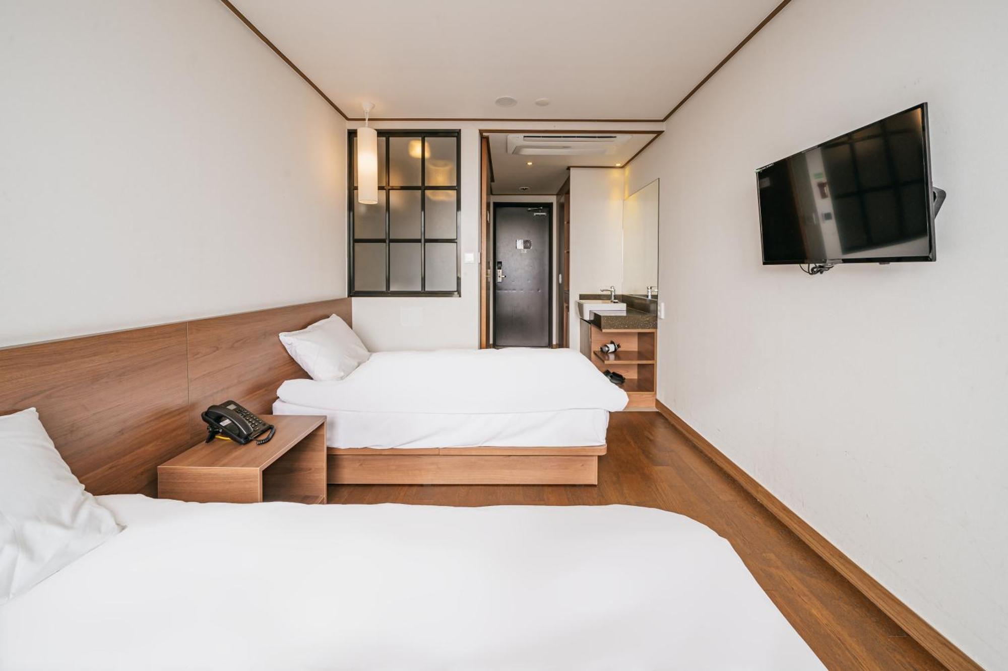 Tamara Jeju Hotel Согвипхо Экстерьер фото